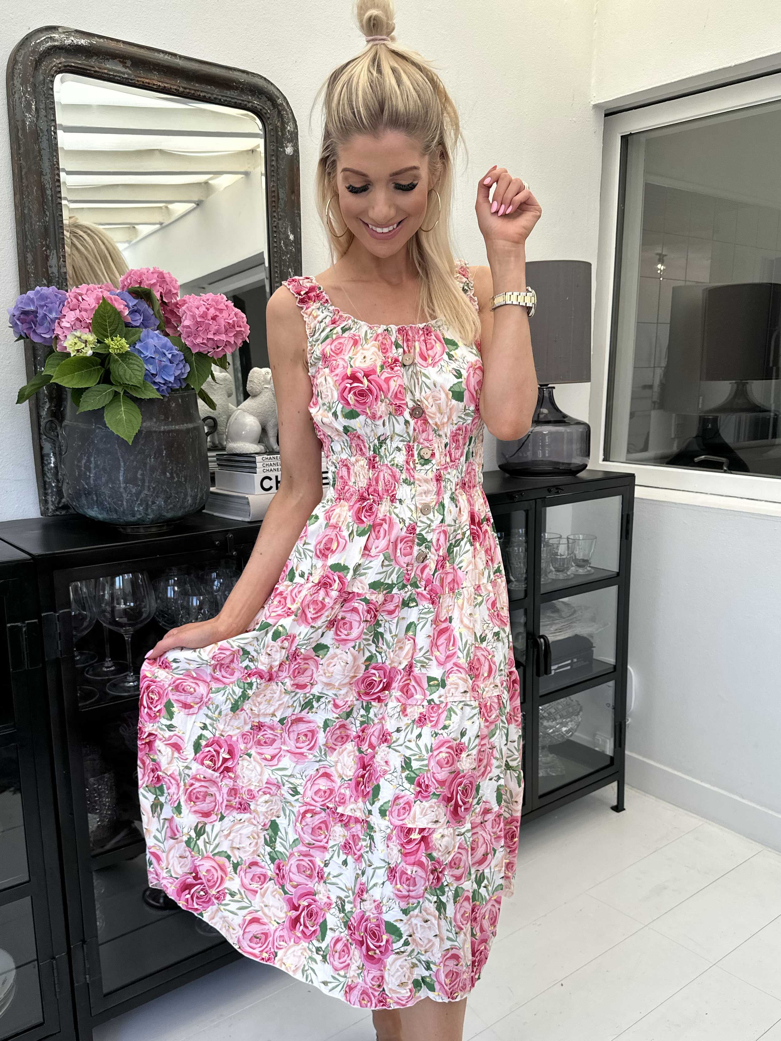 Alicia Rose Short - Sød stropkjole med sommerblomster